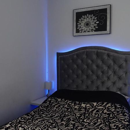 Apartament Neon กดิเนีย ภายนอก รูปภาพ
