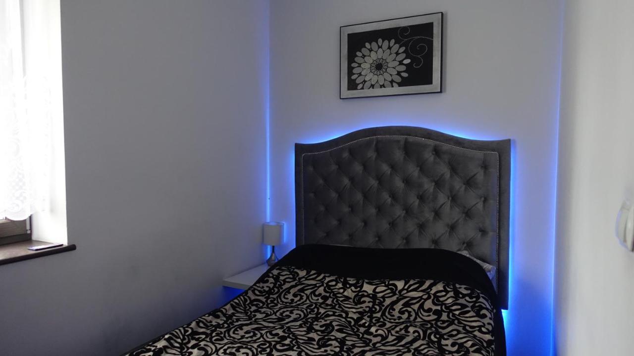 Apartament Neon กดิเนีย ภายนอก รูปภาพ